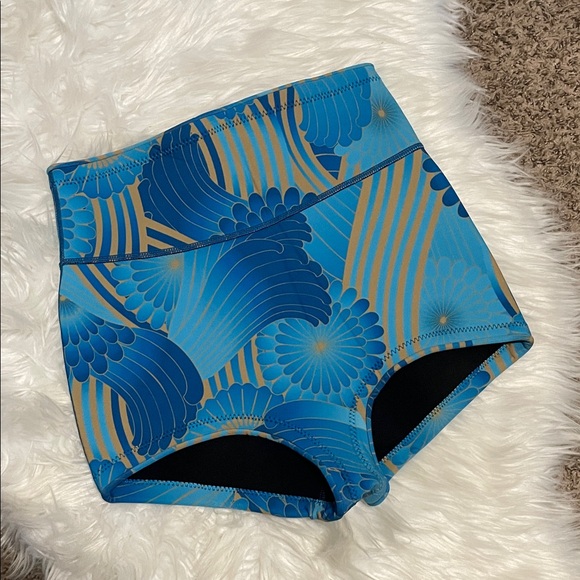 Seea Palisades 2mm Yulex Stylish Blue and Gold Women's Shorts- Seaflower - Picture 9 of 14